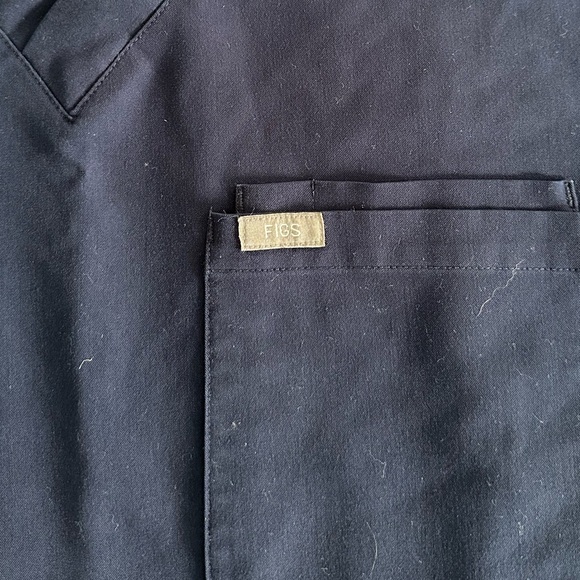 FIGS Leon Three-Pocket Scrub Top™ - Picture 4 of 4